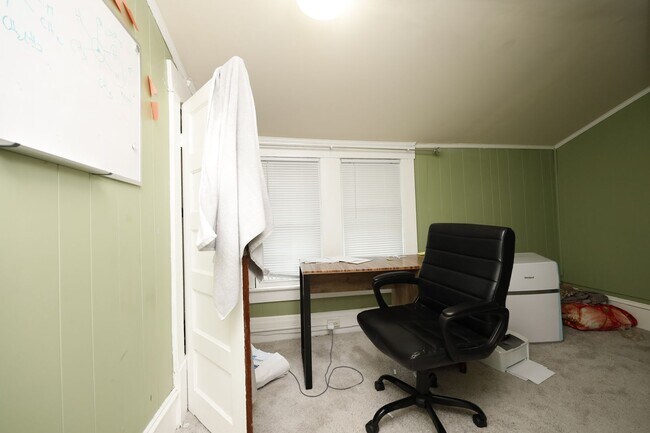 Building Photo - Great corner house in Chapel Hill!