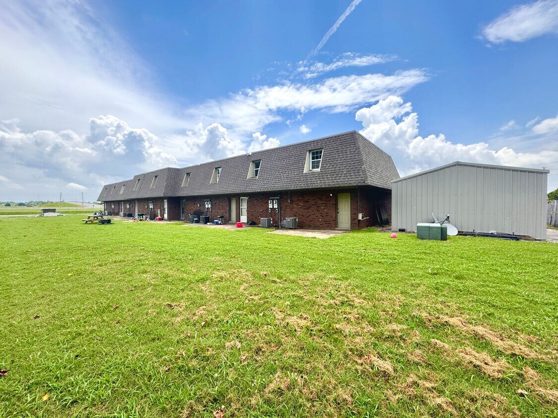 Foto del edificio - 2 Bedroom • 1.5 Bath • Townhouse Style Apartment in Newport