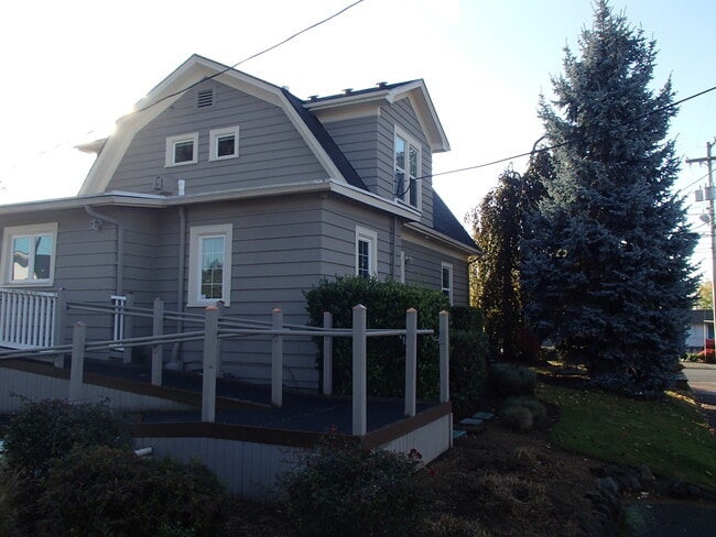 Building Photo - 2800 E Evergreen Blvd