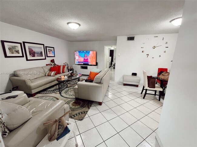 Building Photo - 501 Blue Heron Dr