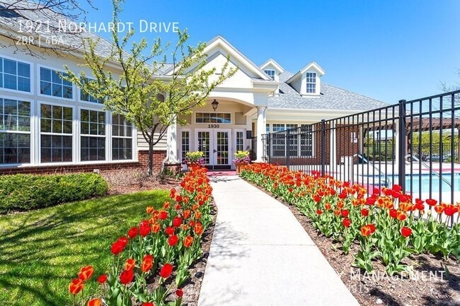 Building Photo - Beautiful Townhome in Brookfield!