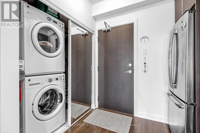 Building Photo - 10 Park Lawn Rd