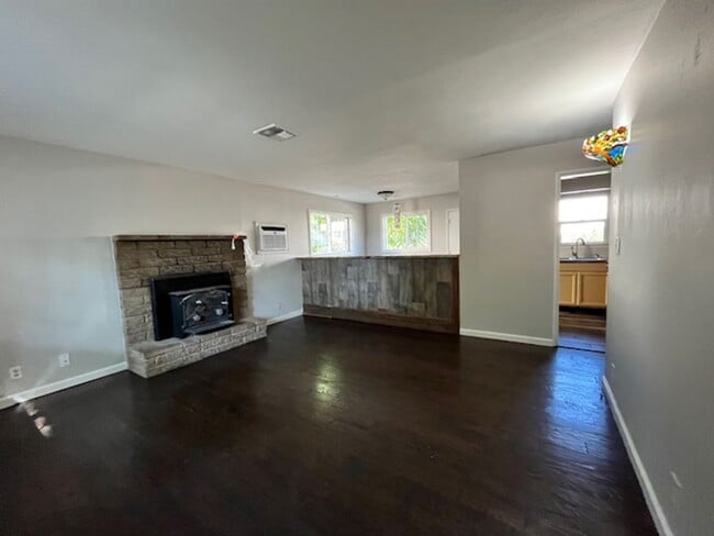 Building Photo - 3 Bedroom Home Centrally Located in Carson City