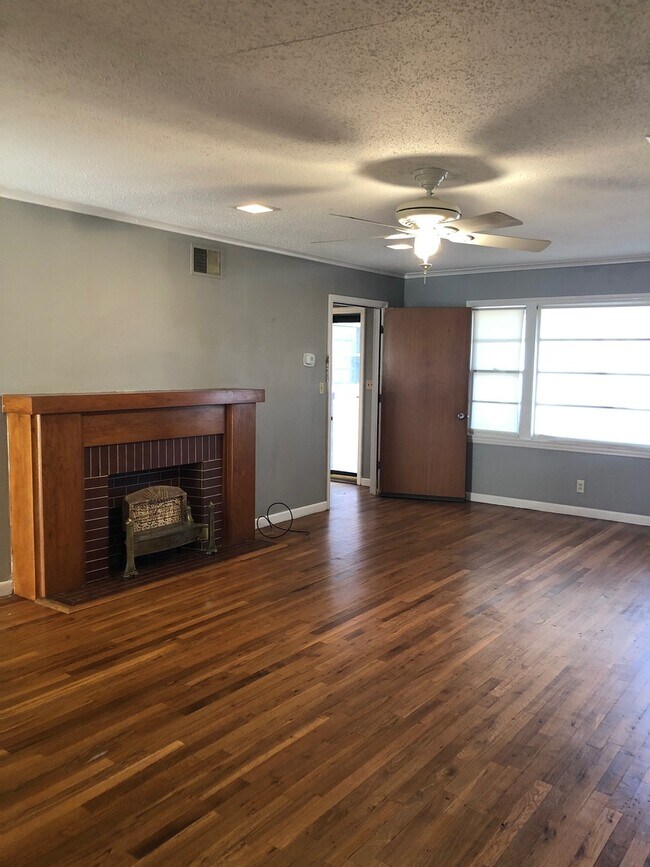 Foto del edificio - Adorable 2 Bedroom, 1 Bathroom Duplex off ...