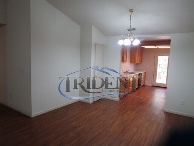 Building Photo - 3 bedroom, 2 bath Duplex/half-plex
