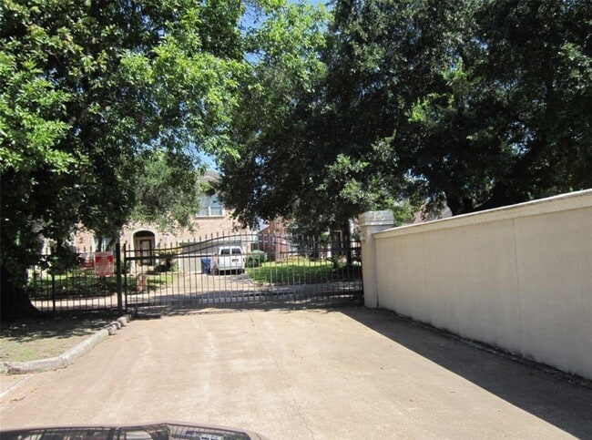 Building Photo - 4444 Victory Dr
