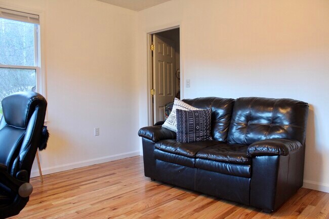 Segundo dormitorio/oficina - 28 Brown Hollow Ln
