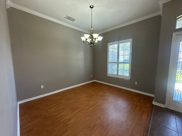 Foto del edificio - Spacious 4 Bedroom Home With Upstairs Private Suite And 2 Car Garage