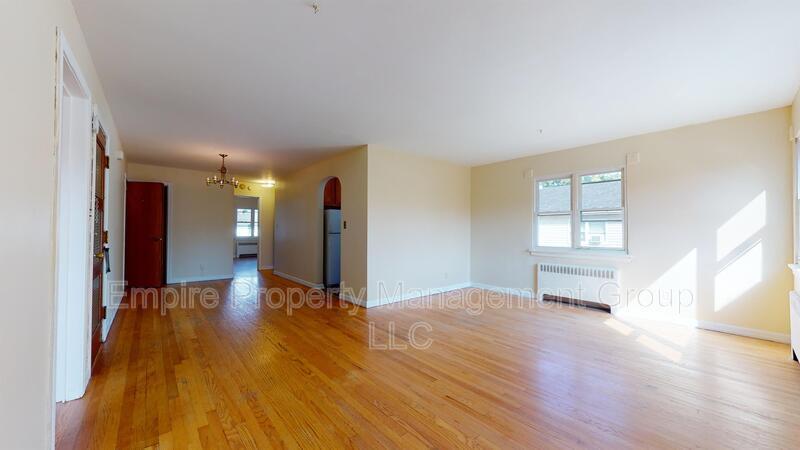 Primary Photo - 31 Parkwood St