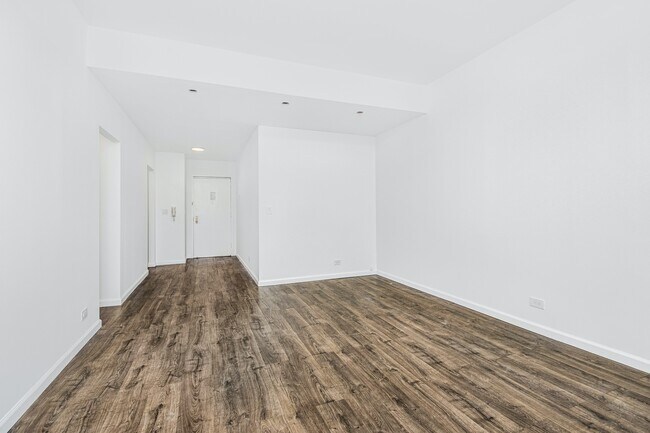 Building Photo - Luxury Riverdale Rental