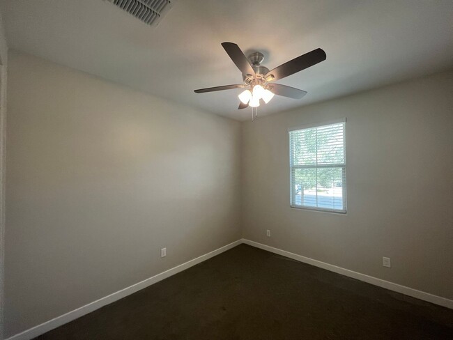 Building Photo - 5 Bedroom Home in Horizon Community Near S...