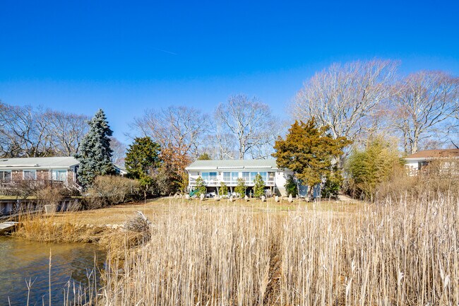 Building Photo - 240 Redwood Rd