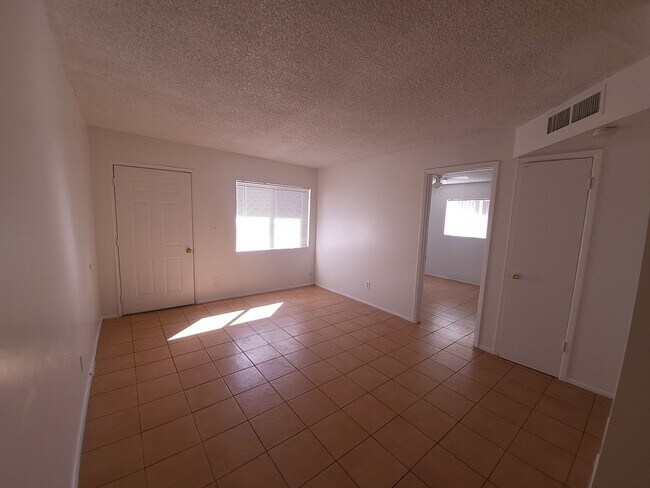 Foto del edificio - 1327 W. 5th St.