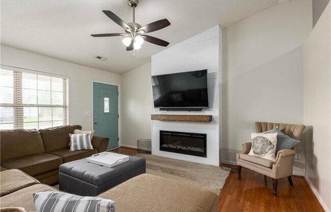 Foto del edificio - 3BR/2BR Home For Rent - Fenced Back Yard w...