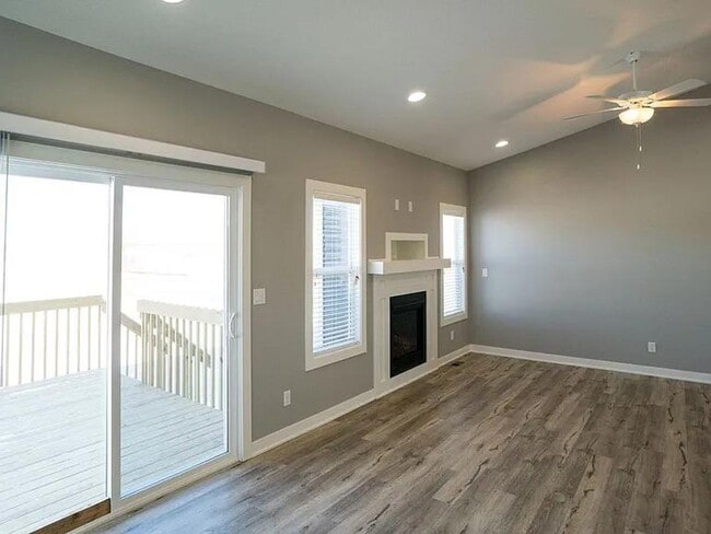 Building Photo - 615 SE Tallgrass Ln