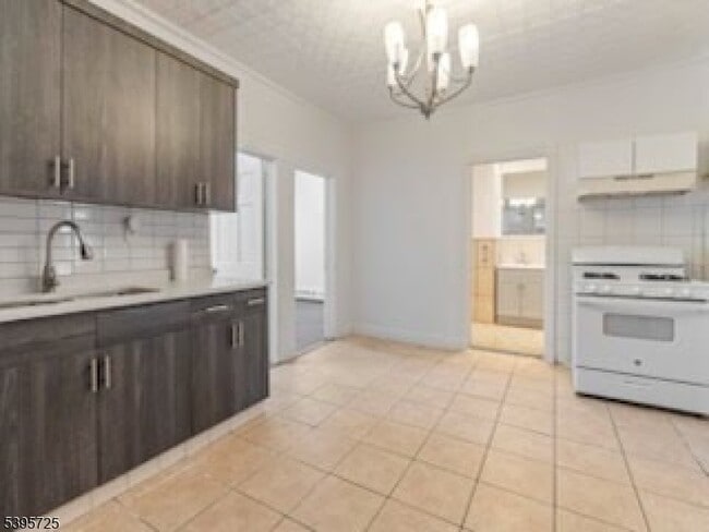 Building Photo - 16 Tulip St