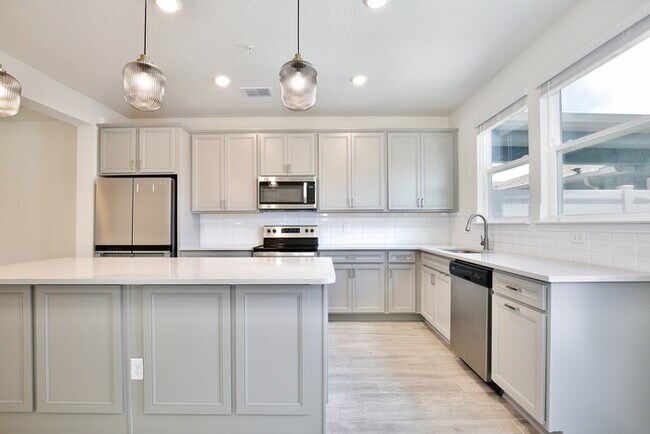 Foto del edificio - Beautiful 3/2.5 Modern Townhome with a Pri...