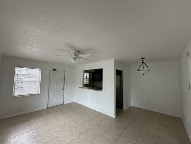 Foto del edificio - 3700-3700 Haines Rd N