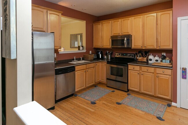 Foto del edificio - Spacious, well-kept 3 bedroom N Raleigh townhome with fenced back area!