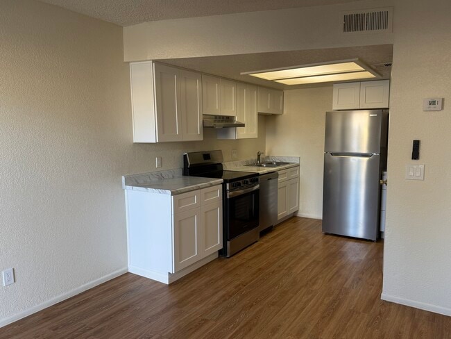 Foto del edificio - 9860 E Broadway Rd