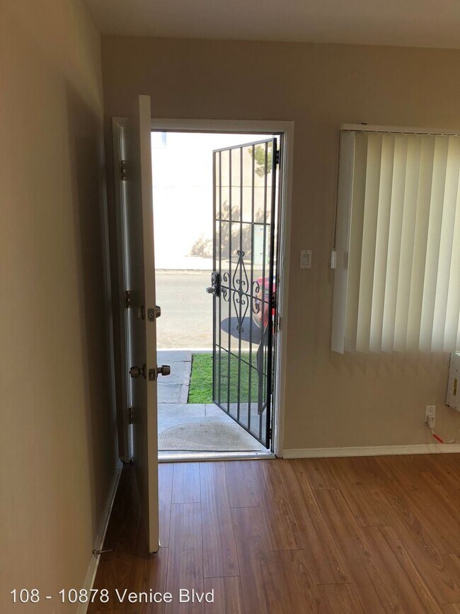 Foto del edificio - 10878 Venice Blvd
