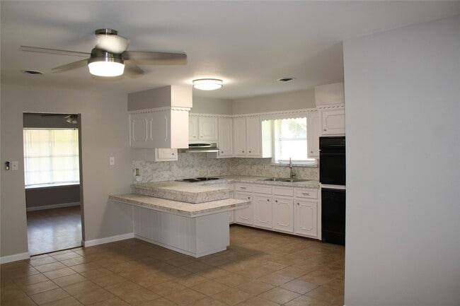 Building Photo - 121 Mary Ln