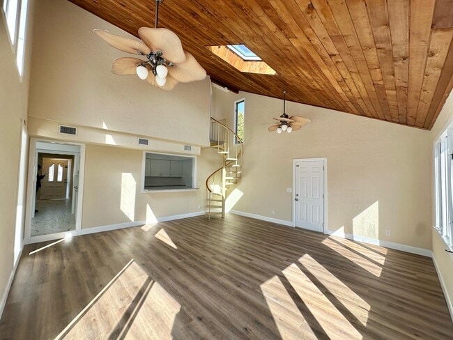 Foto del edificio - 1749 Hillside Pl