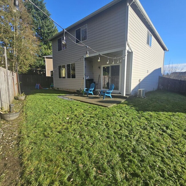 Building Photo - Spacious 4 bed with fenced yard,  convenie...