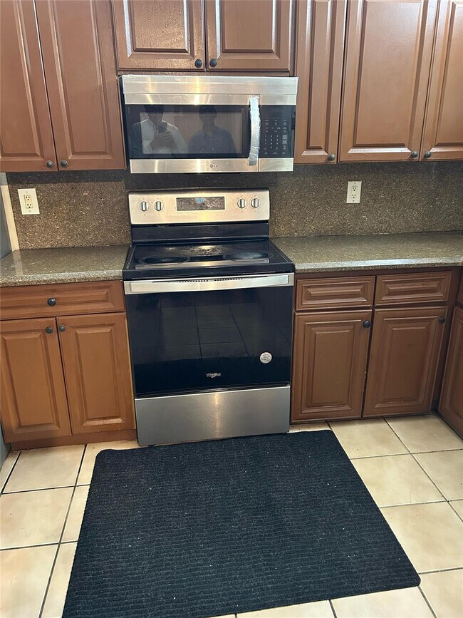 Foto del edificio - 10843 Royal Palm Blvd