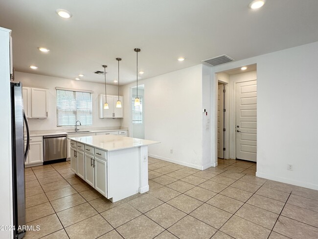 Building Photo - 1099 E Sabino Dr