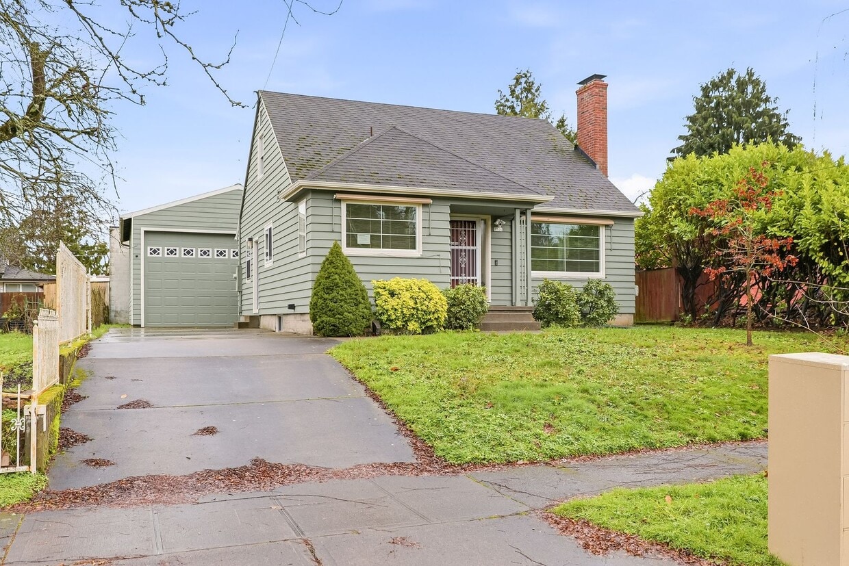 Charming 3-Bed, 2-Bath Bungalow in North Portland - Charming 3-Bed, 2-Bath Bungalow in North Portland