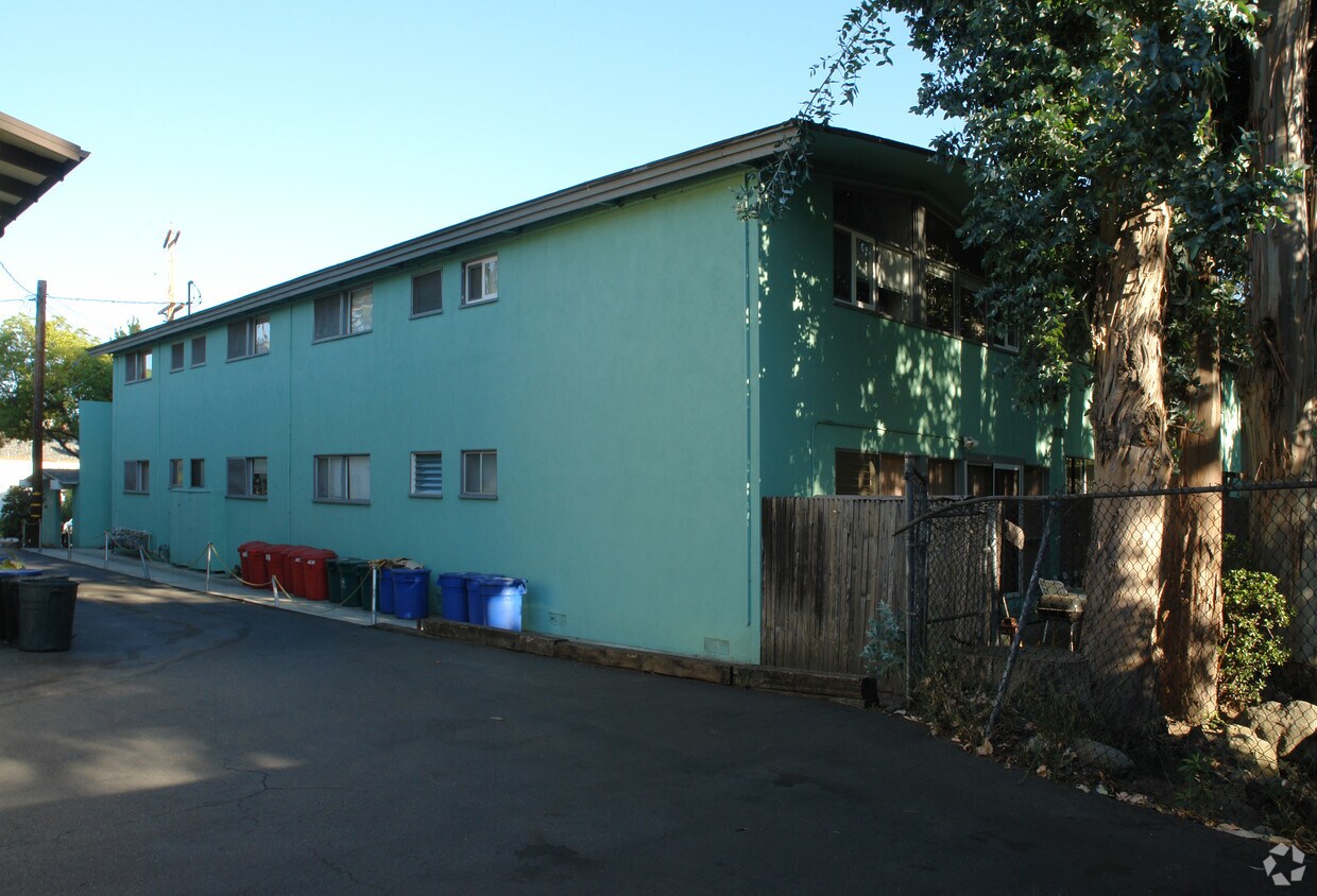Primary Photo - 230 W Alamar Ave