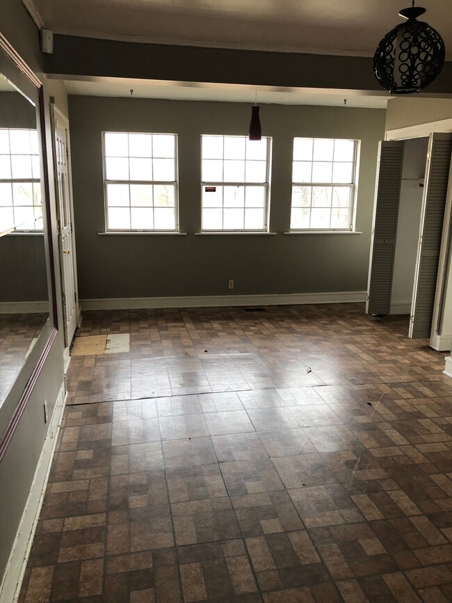 Building Photo - 3 bdrm plus bonus roo. Section 8 is ok