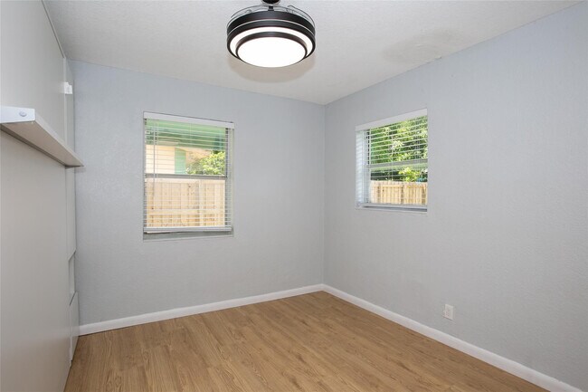 Foto del edificio - 1135 NW 6th Ave