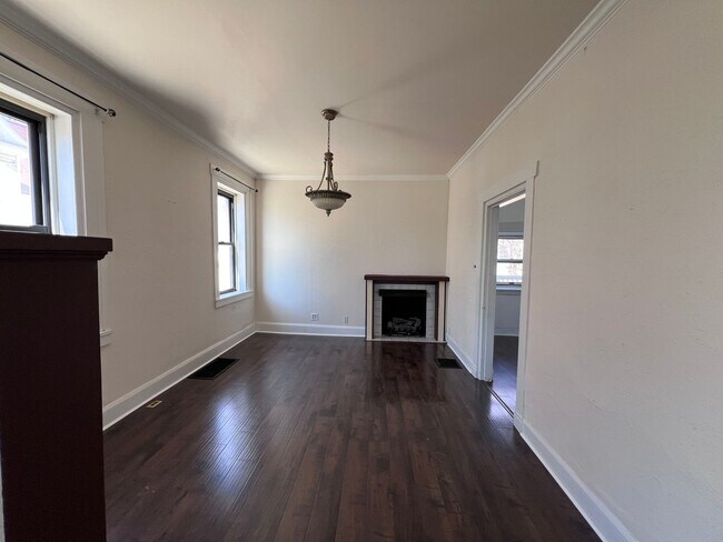 Foto del edificio - Large 4-bedroom 2-bath house in a great central location.