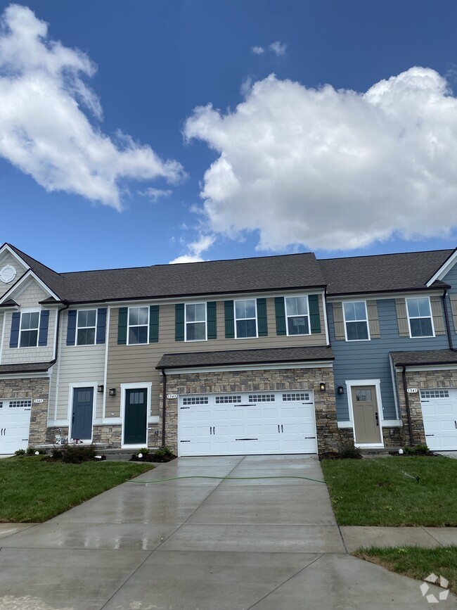 Building Photo - 1343 Crescent Ridge Dr