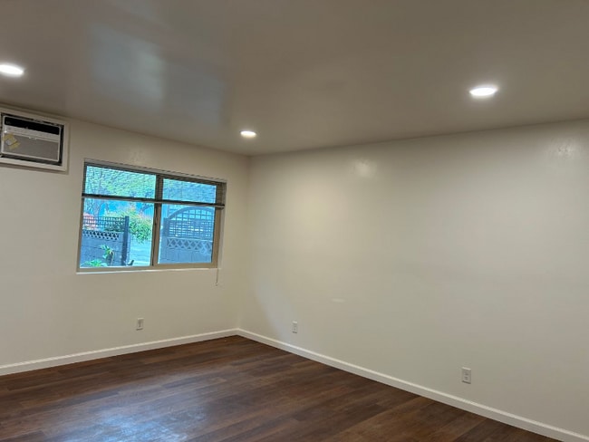Foto del edificio - 890 E 9th St