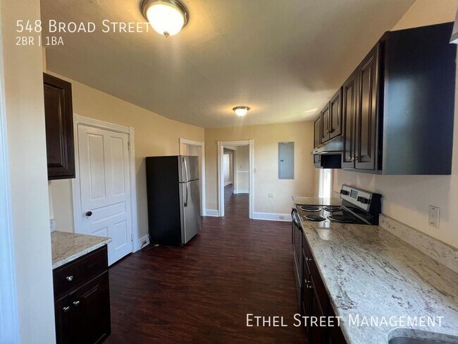 Foto del edificio - Newly-Updated Two Bedroom Apartment in Naz...