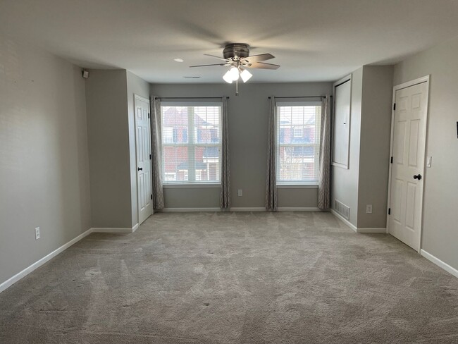 Building Photo - Shelby Twp 2-bedroom, 2-bath condo with po...