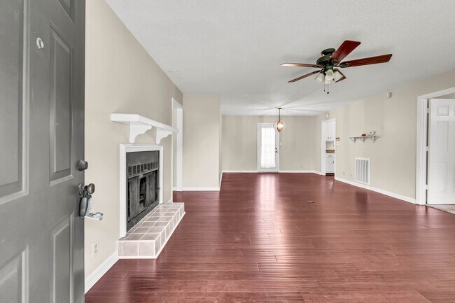 Foto del edificio - 2157 Watertown Pl
