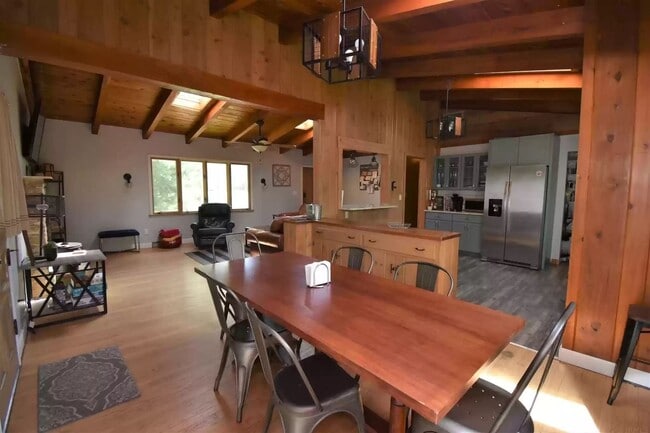 Building Photo - "Hoosier Daddy"- This fully furnished, tur...