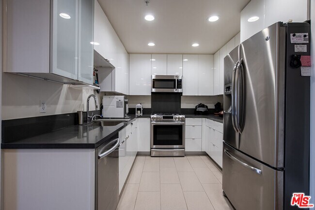 Building Photo - 105 S Mariposa Ave