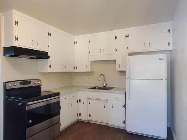 Building Photo - Spacious Top Floor Apartment, garage +2C, Wood Floors, Fresh Paint!