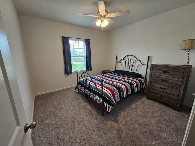 Room for rent. Desk and chair not in photo - 5919 Bright Keel Dr