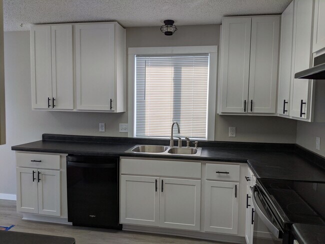 Cocina completamente actualizada en 2023 - 3552 Independence Ave N