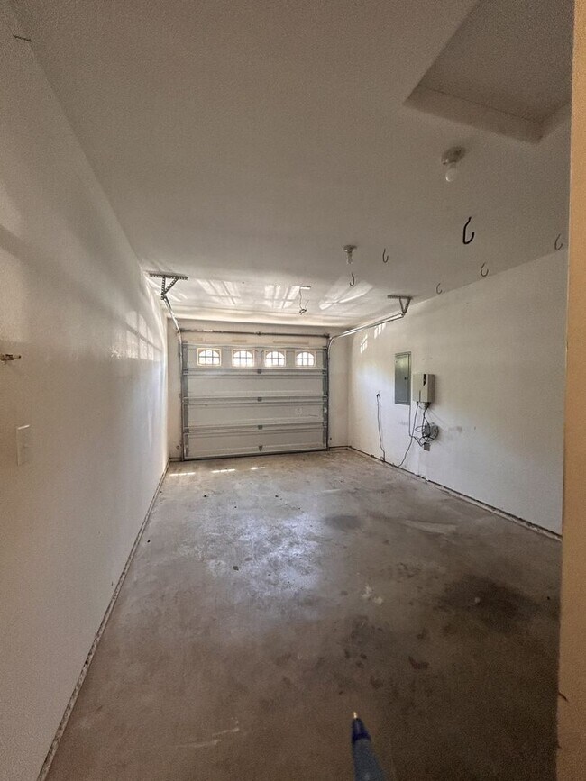 Foto del edificio - Camas Townhome with Beautiful Grey Laminate Flooring and Attached Garage