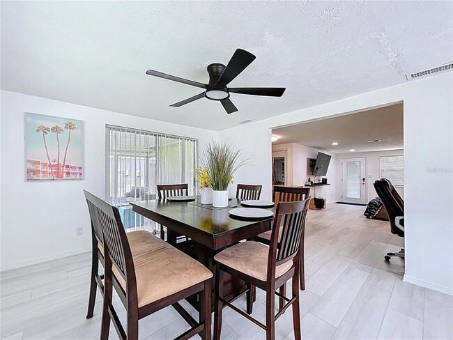 Foto del edificio - 2107 Harrison Dr