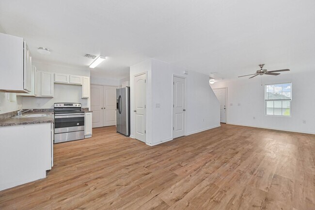 Building Photo - 3BR/2.5BA Cape Coral Home w/ 2-Car Garage & Spacious Yard – Available Now!