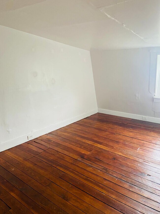 Foto del edificio - 2 Bedroom on 2nd/3rd Floor-East End of Yor...