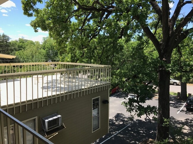 Building Photo - PRE-LEASE - HUGE HYDE PARK 1 BEDROOM - REAL WOOD FLOORS - $1375 - AVAIL AUG 10 2026